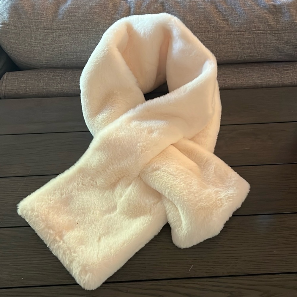 NWT Apparis Bambi Faux Fur White Scarf